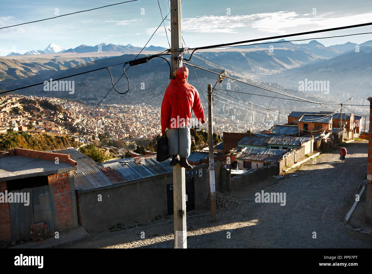 In order to warn thieves, the inhabitants of the slums on the slopes of La Paz have tied a doll to a power pole in order to clarify what is happening to thieves. In the multi-purpose sports hall Anden Secrets on the Plaza San Pedro in El Alto, above the capital of Bolivia, La Paz, the Chilitas is held every Sunday afternoon. Stock Photo