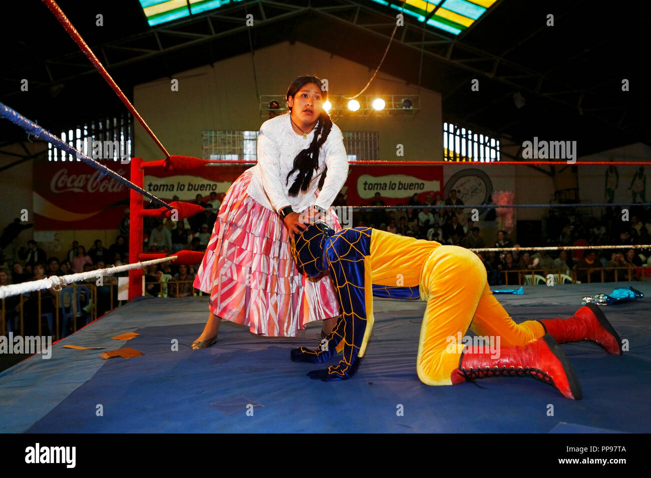 Wrestling star and cholita attendant Jenifer has a lot to play in the fight against the male catcher when she competes in the multi-purpose sports arena Anden Secrets at the Plaza San Pedro in El Alto, above Bolivia's capital, La Paz, where every Saturday afternoon is the main attraction Cholita's wrestling takes place. Stock Photo