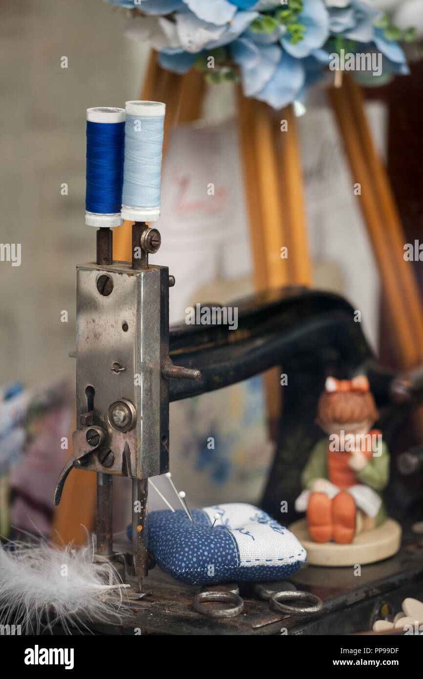 Old sewing machine. Antique sewing accessories Stock Photo Alamy