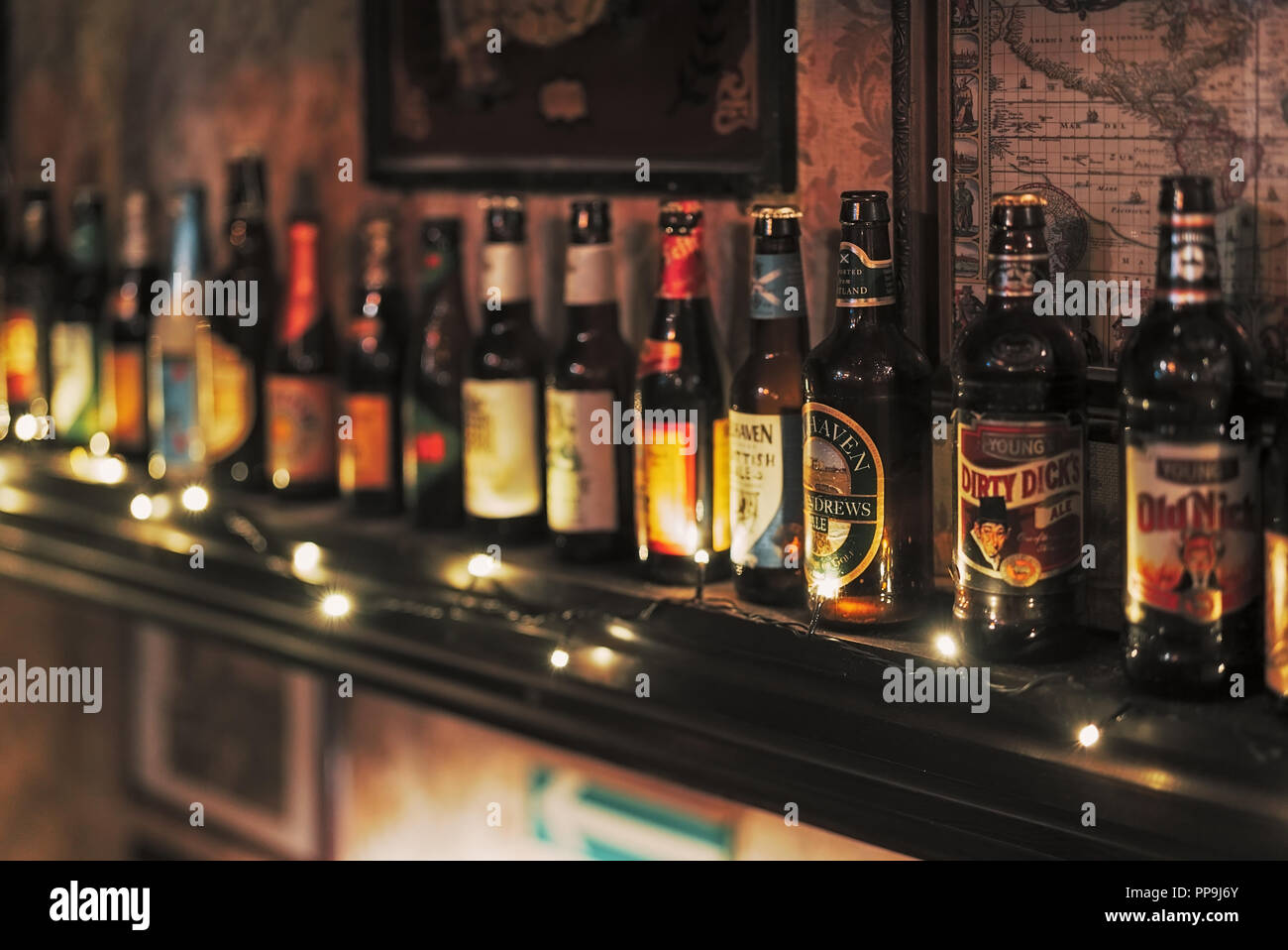 AL Pub Irlandese a Bere Birra Stock Photo