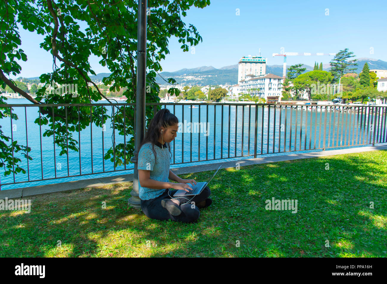 Girl at the park with notebook - Mädchen im Park mit Notizbuch - Ragazza al  parco con notebook Stock Photo - Alamy