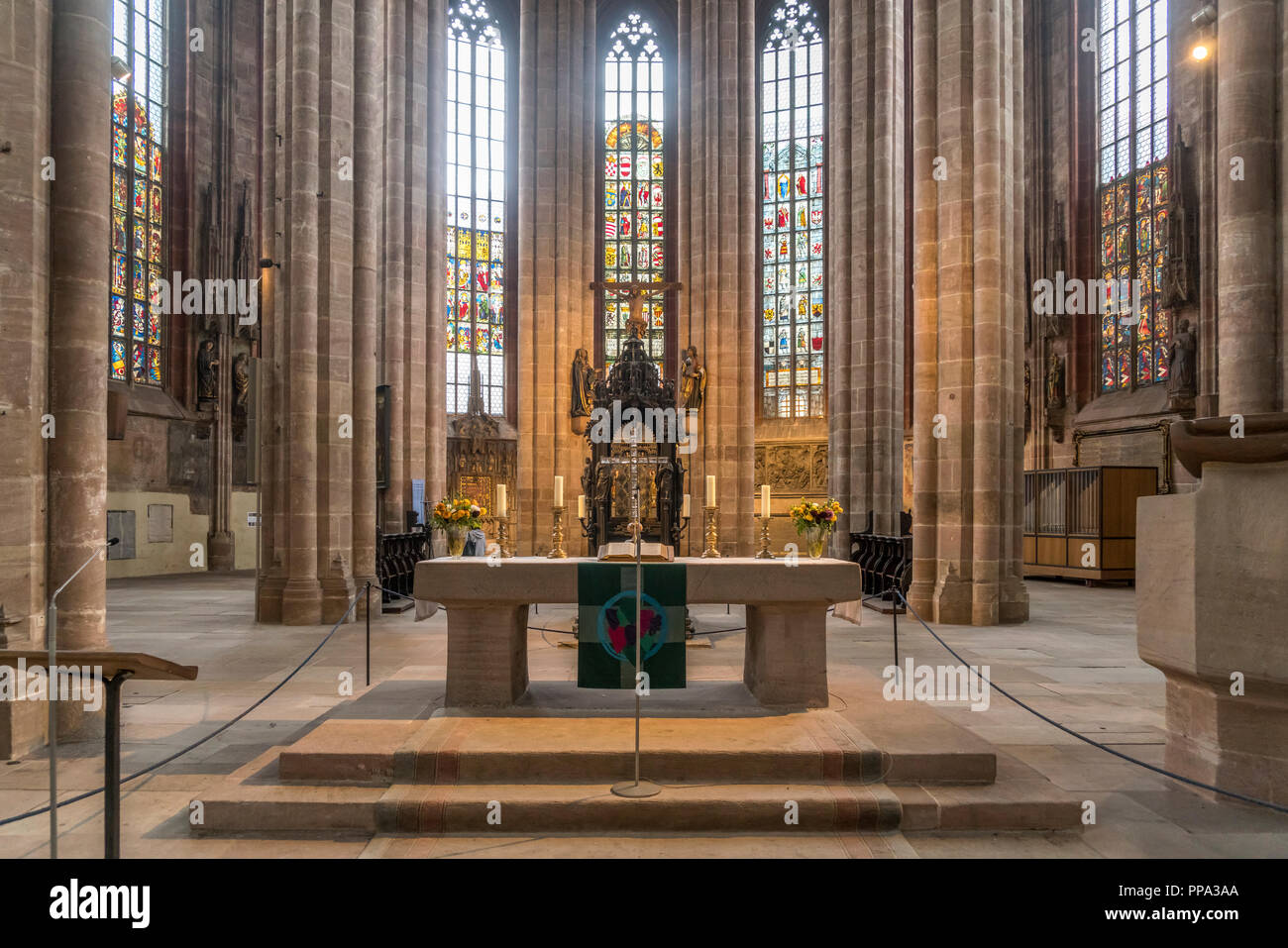 Innenraum der Kirche St. Sebald oder Sebalduskirche, Nürnberg, Bayern, Deutschland  |  St. Sebaldus Church interior,  Nuremberg, Bavaria, Germany Stock Photo
