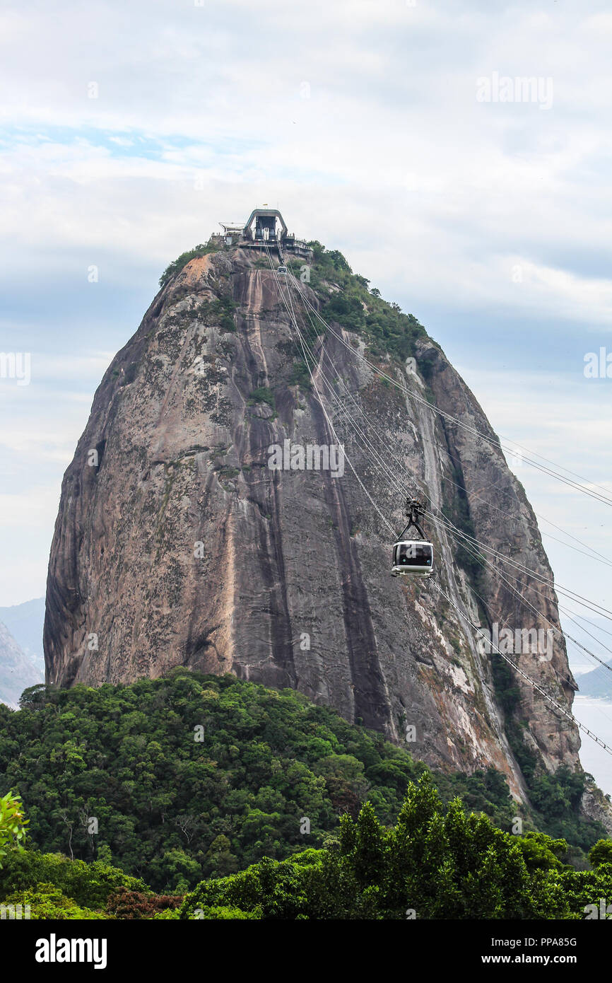 Cable cars going to the summit of Sugar Loaf Mountain or Pao de Acucar, in Rio de Janeiro, Brazil, South America Stock Photo