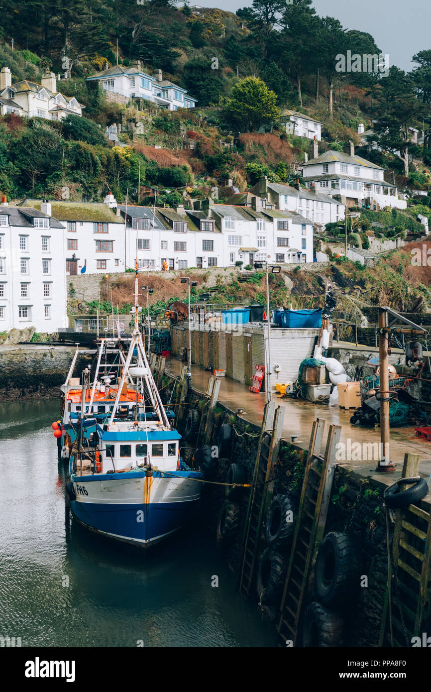 Cornwall fishing boats harbour hi-res stock photography and images - Alamy