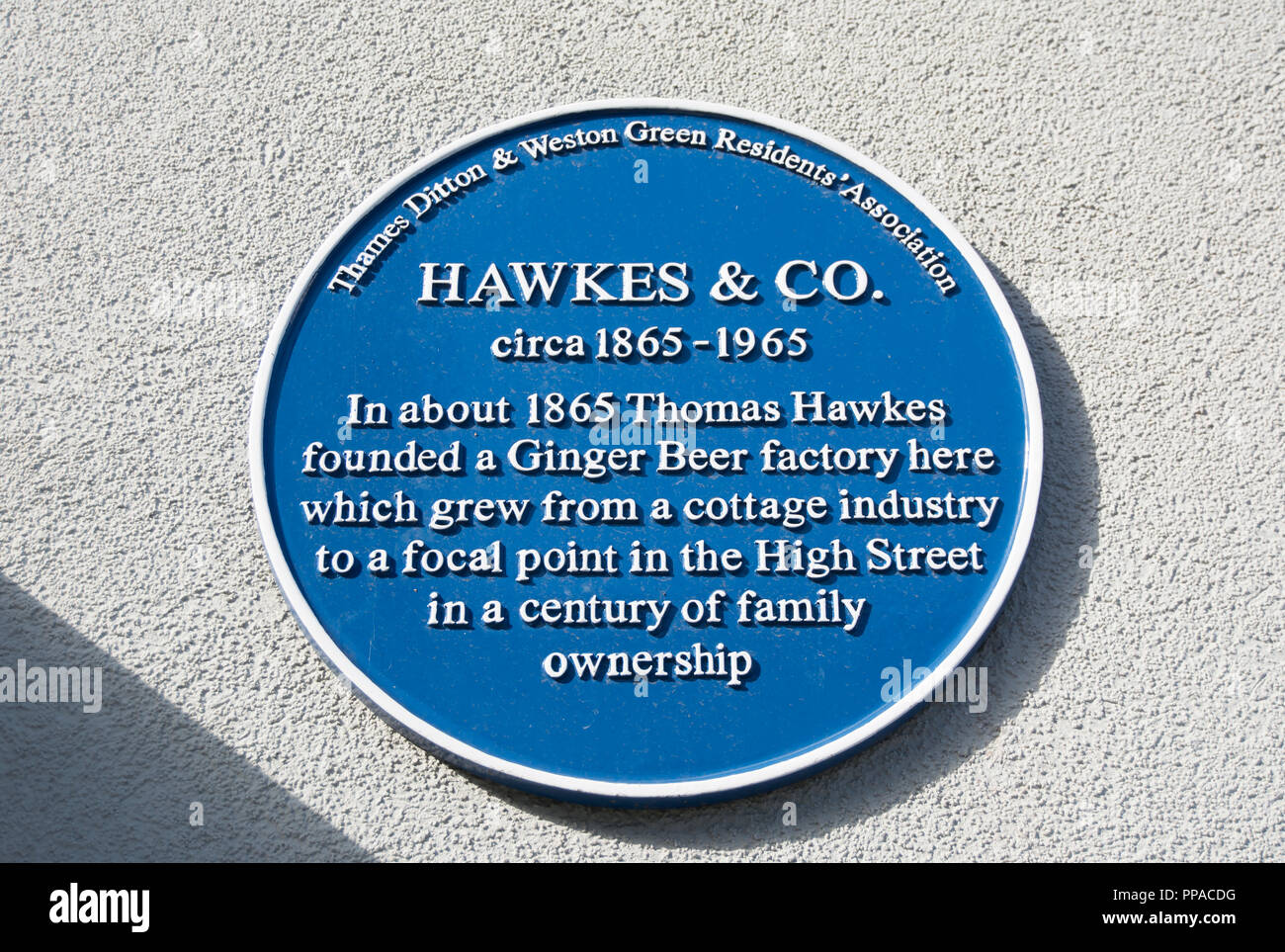 thames ditton and weston green residents association blue plaque marking the site of hawkes & co ginger beer factory, thames ditton, surrey, england Stock Photo