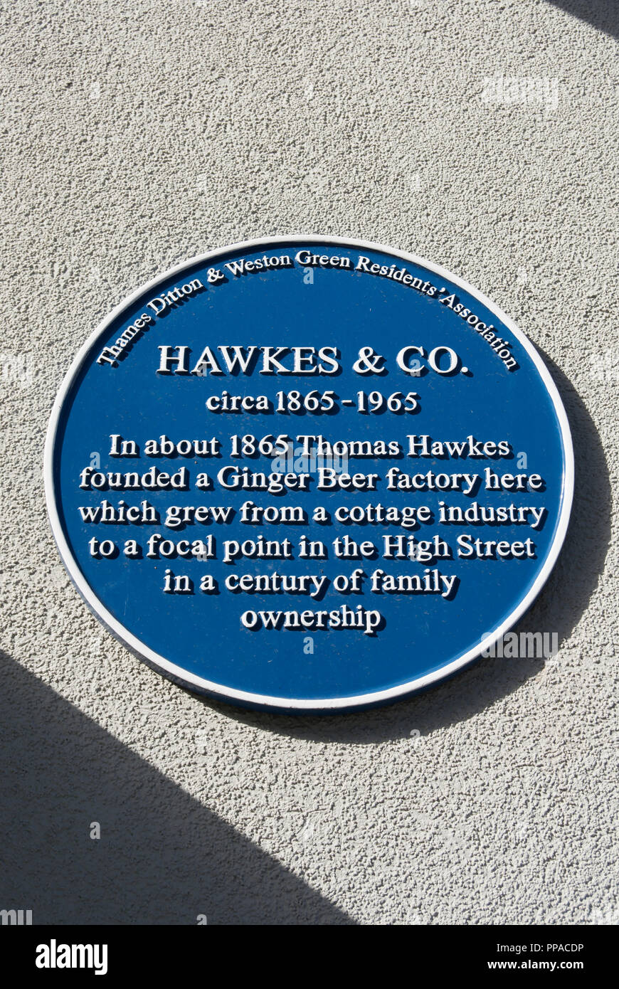 thames ditton and weston green residents association blue plaque marking the site of hawkes & co ginger beer factory, thames ditton, surrey, england Stock Photo