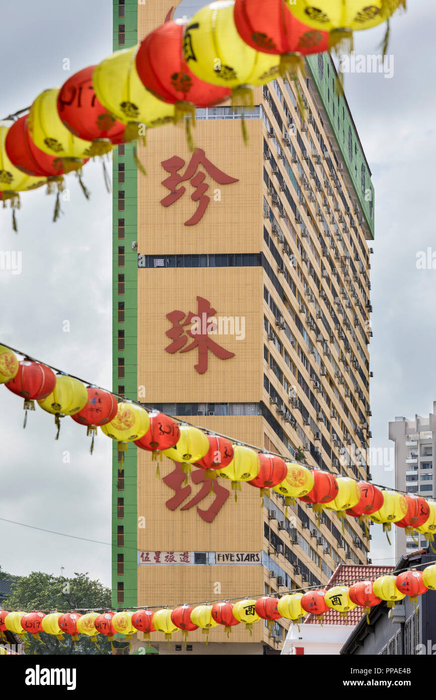 SGP, Singapur, 19.02.2017, Singapur Chinatown Hochhaus mit chinesischen Schriftzeichen, Lampiongirlanden © 2017 Christoph Hermann Stock Photo
