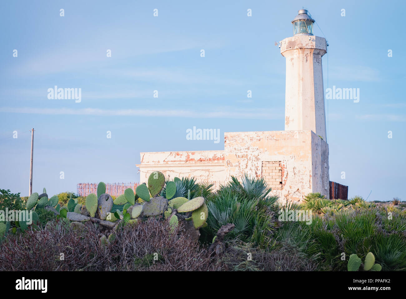 Capo Murro di Porco Lighthouse and single storey keeper's house at Plemmirio, maddalena peninsula, Syracuse, Sicily Stock Photo