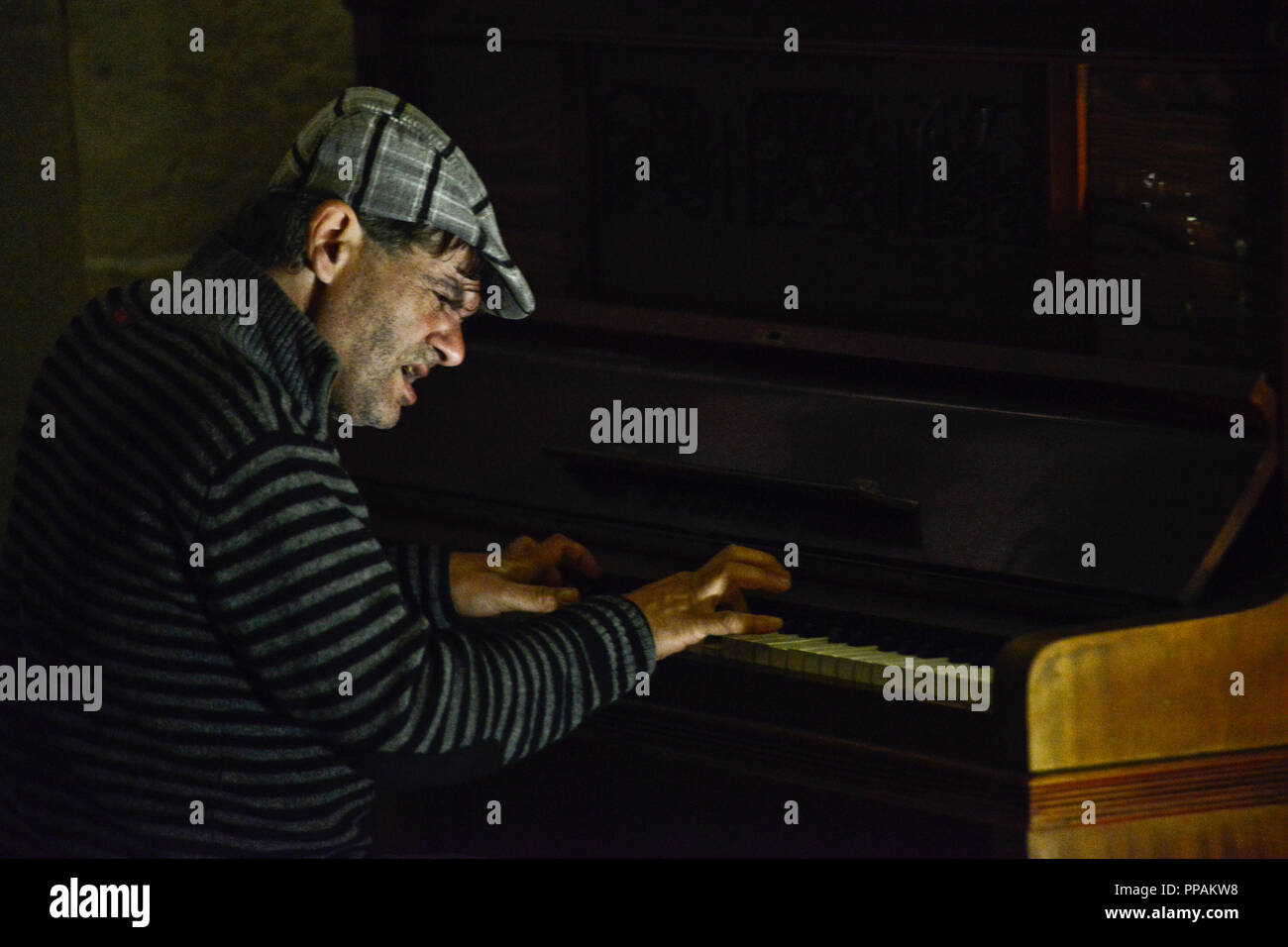 Street pianist hi-res stock photography and images - Alamy
