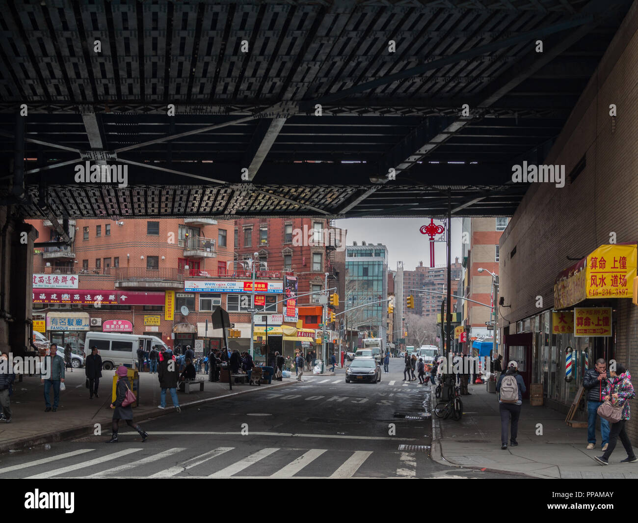 Pedestrian Crossing Under A Viaduct In Manhattan Chinatown Stock Photo Alamy