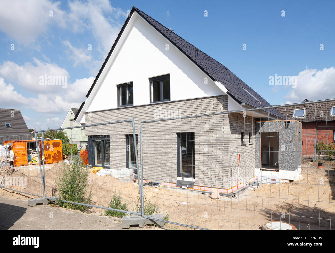 Detached house, construction site, shell construction, Achim, Lower Saxony, Germany, Europe   I Einfamilienhaus, Baustelle, Rohbau,  Achim, Niedersach Stock Photo