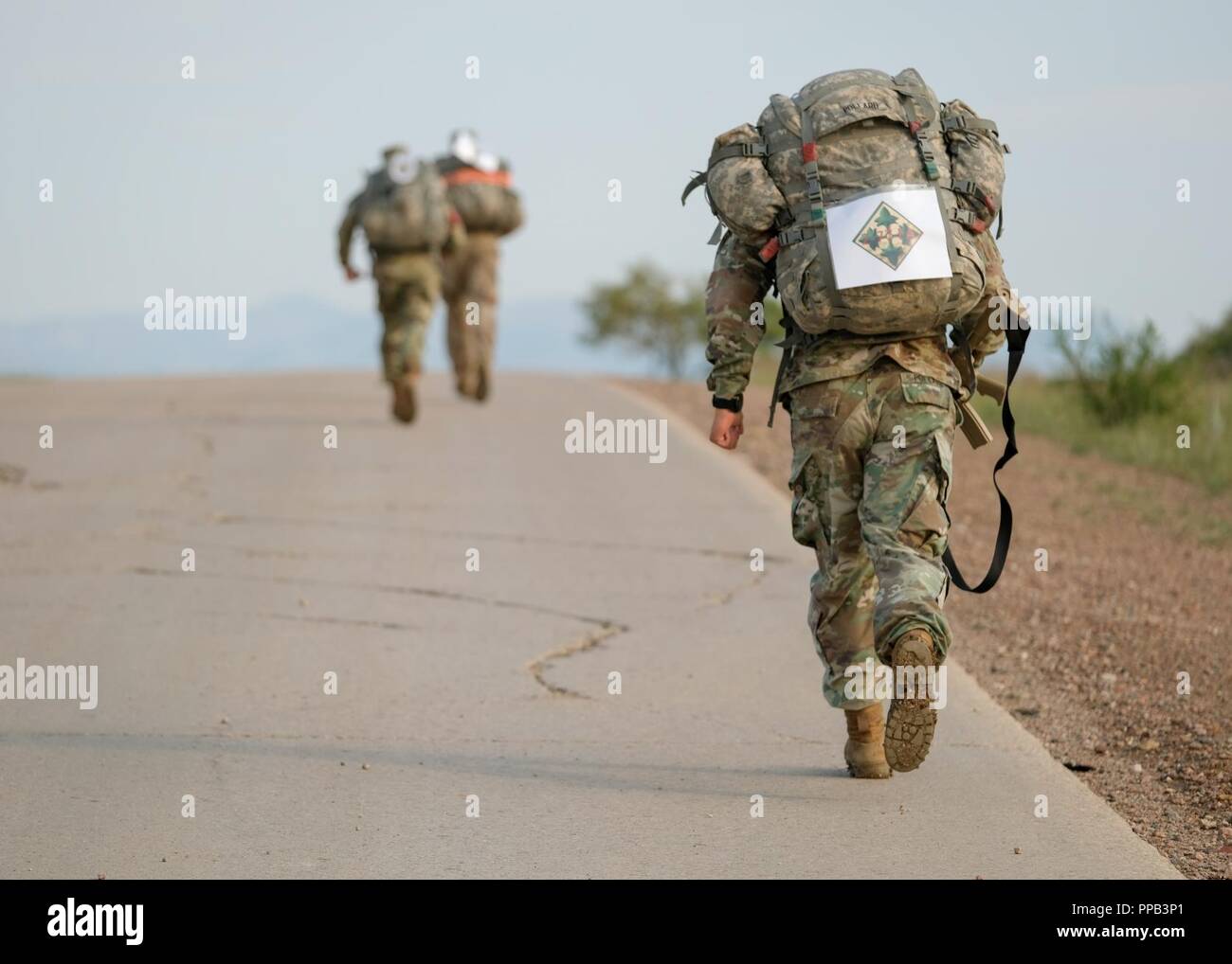 ミリタリー Walking U.S Army Sergeant Lot - U.S. ARMY SIGNAL CORPS SERGEANT'S TUNIC