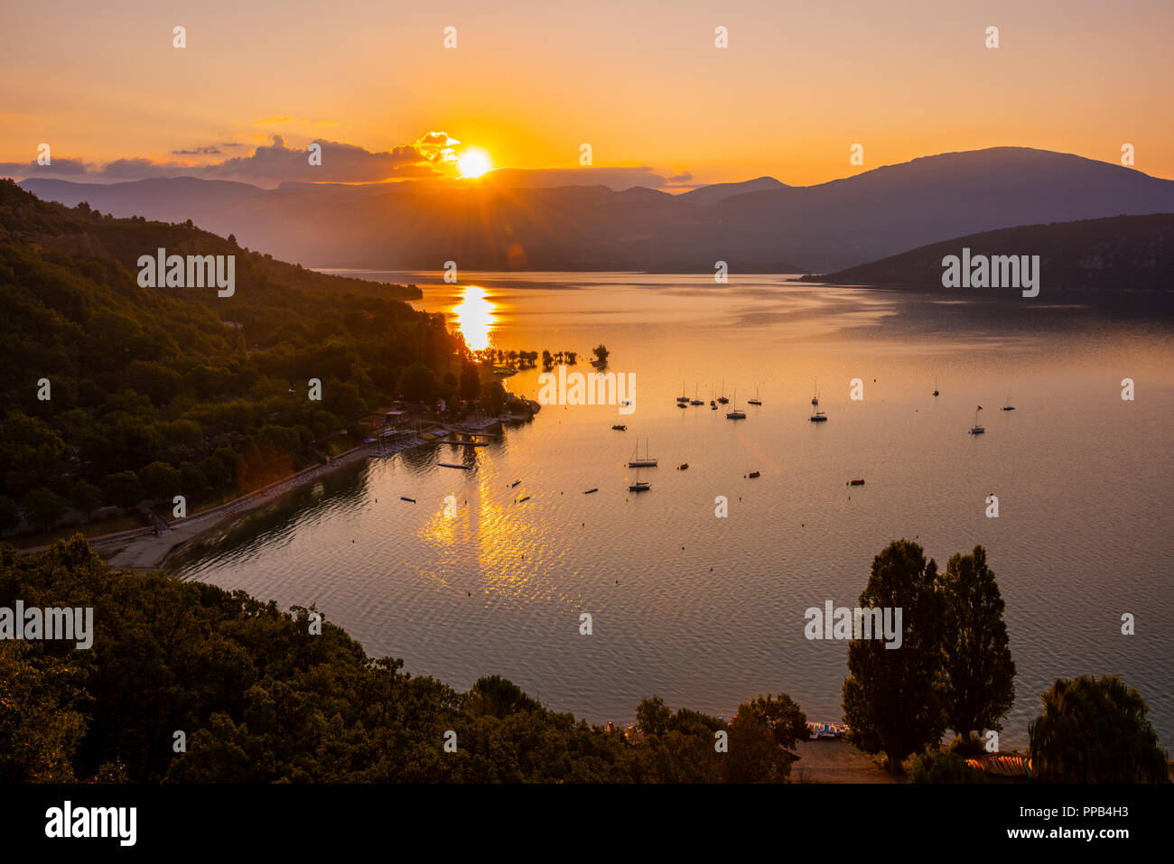 sunrise over the Lake of Sainte-Croix, Provence, France, department Alpes-de-Haute-Provence, region Provence-Alpes-Côte d’Azur Stock Photo