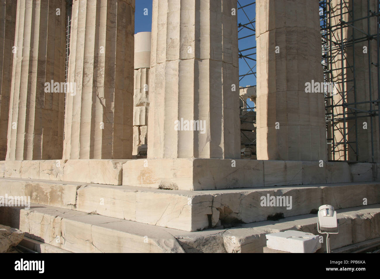 Greek Art. Parthenon. Was built between 447-438 BC. in Doric style under leadership of Pericles. The building was designed by the architects Ictinos and Callicrates. Detail of stylobate and the shaft. Acropolis. Athens. Attica. Central Greek. Europe. Stock Photo