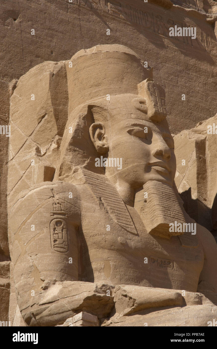 Colossal statues of king ramses ii hi-res stock photography and images ...