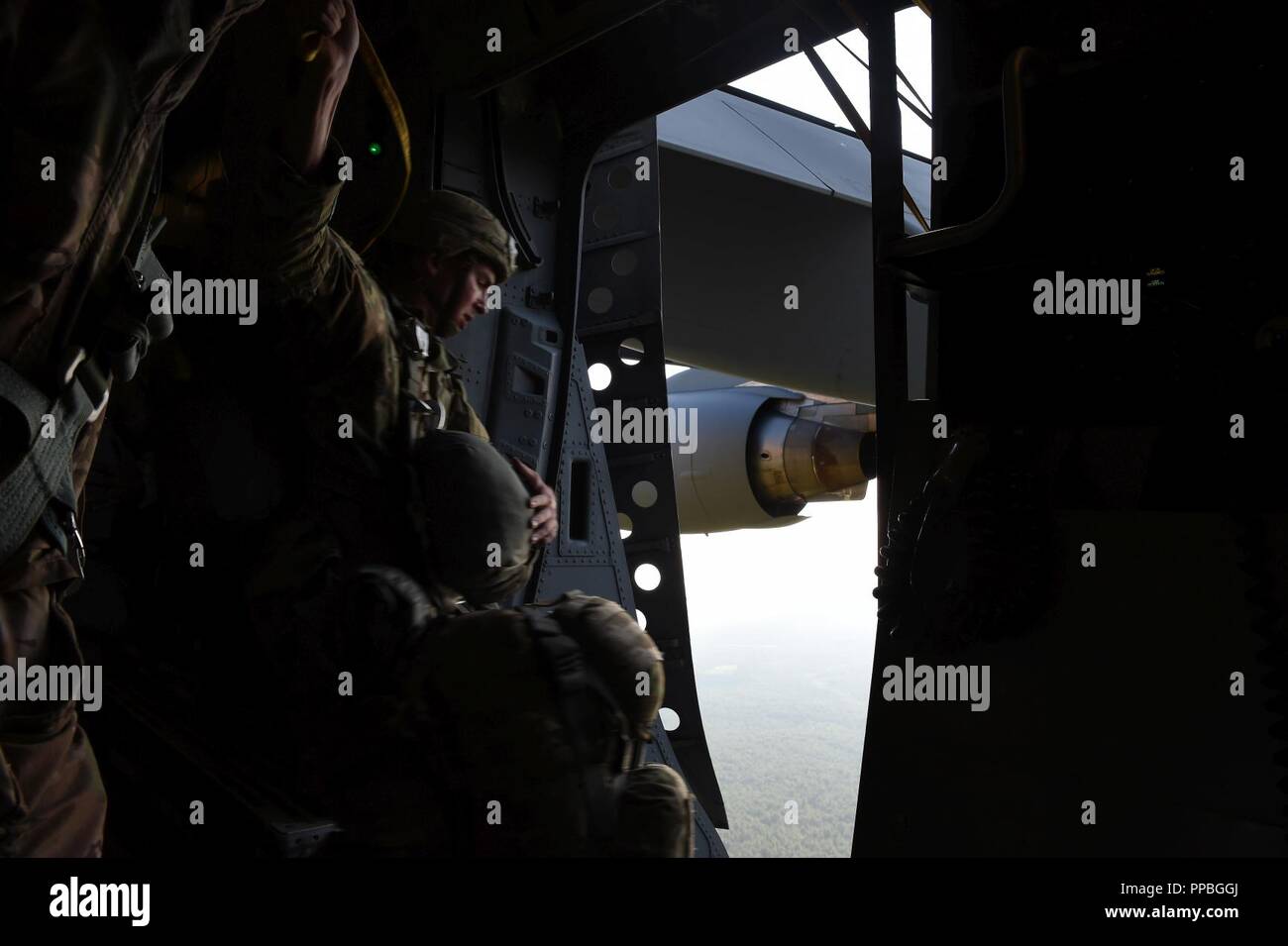 82nd airborne division paratrooper hi-res stock photography and images ...