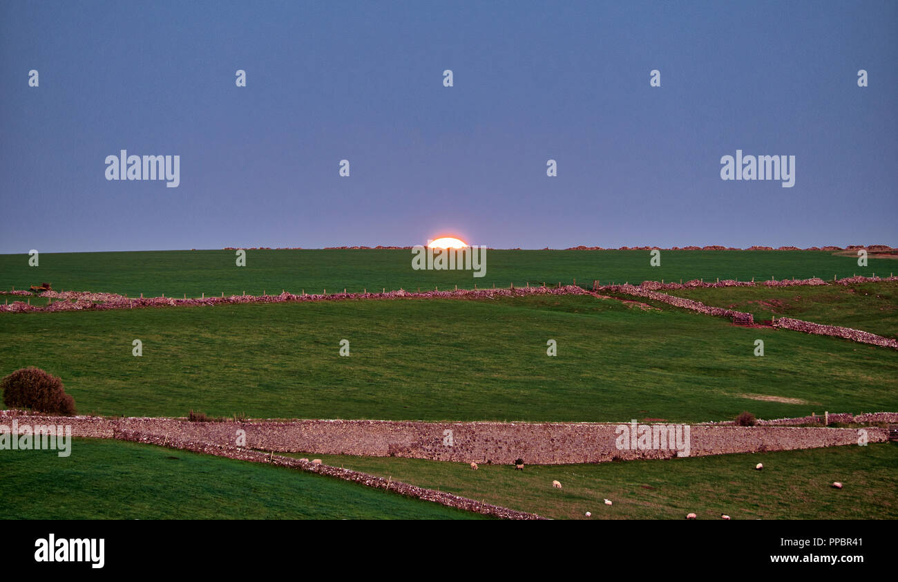 Peak District National Park, U. 24th September 2018. UK Weather: Full moon rising in the Peak District National Park, near Pikehall a dark sky area Credit: Doug Blane/Alamy Live News Stock Photo