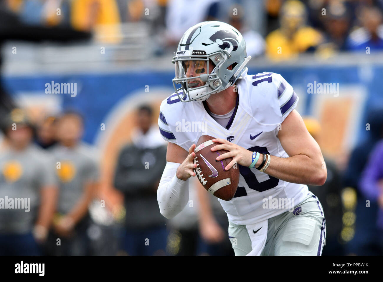 Morgantown, West Virginia, USA. 22nd Sep, 2018. Kansas State Wildcats quarterback SKYLAR THOMPSON (10) rolls out during the Big 12 football game played at Mountaineer Field in Morgantown, WV. WVU beat Kansas State 35-6. Credit: Ken Inness/ZUMA Wire/Alamy Live News Stock Photo