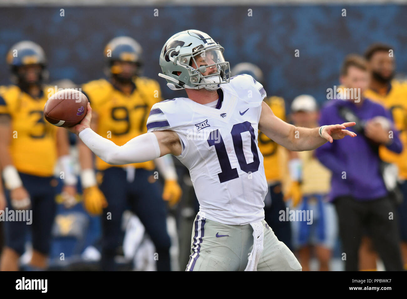 Morgantown, West Virginia, USA. 22nd Sep, 2018. Kansas State Wildcats quarterback SKYLAR THOMPSON (10) throws a deep pass during the Big 12 football game played at Mountaineer Field in Morgantown, WV. WVU beat Kansas State 35-6. Credit: Ken Inness/ZUMA Wire/Alamy Live News Stock Photo