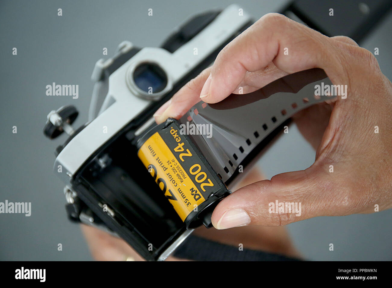 27 August 2018, North Rhine-Westphalia, Cologne: A 35mm film is ...