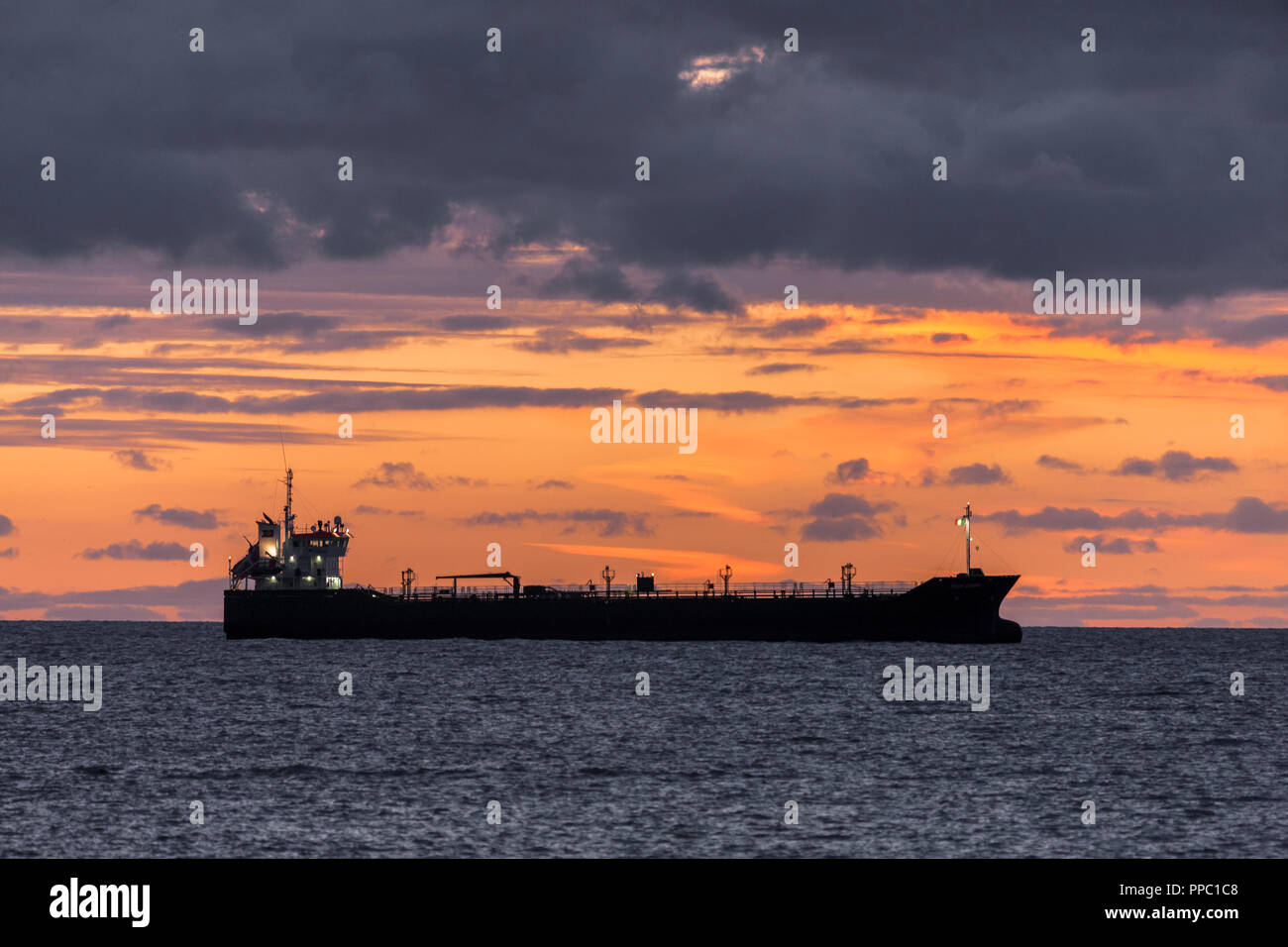 Fountainstown, Cork, Ireland. 25th September, 2018. Oil tanker Thun Gemini lies at anchor as dawn light breaks off Fountainstown, Co. Cork, Ireland. Credit: David Creedon/Alamy Live News Stock Photo