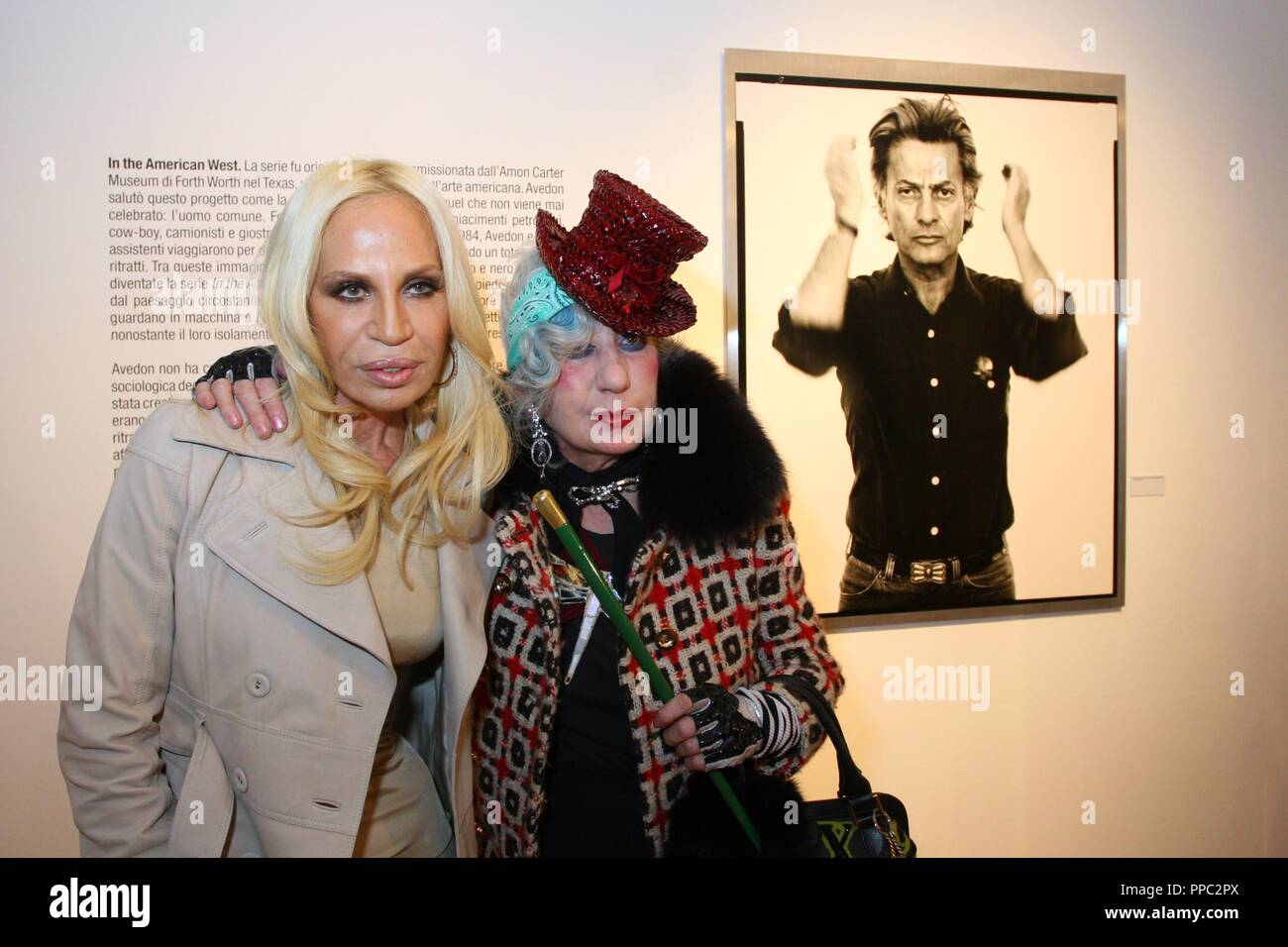 Milan Richard Avedon Exhibition Donatella Versace With Anna Piaggi Stock  Photo - Alamy