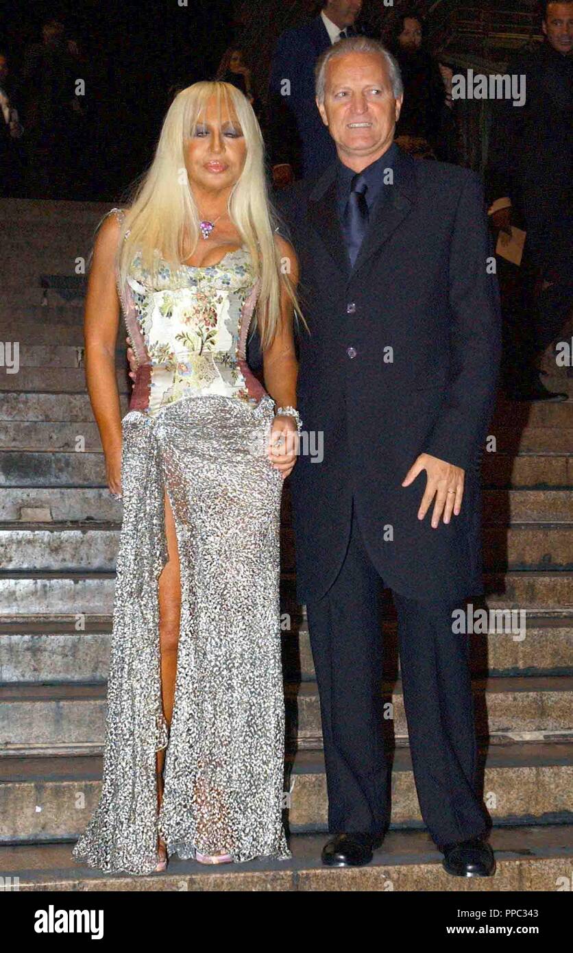 Milan 24 09 2002 In The Evening Of Gala In Honor Of Regina Rania Of Jordan  Event Of Inauguration Exhibition Mario Testino Portraits In The Photo Santo  And Donatella Versace On Arrival