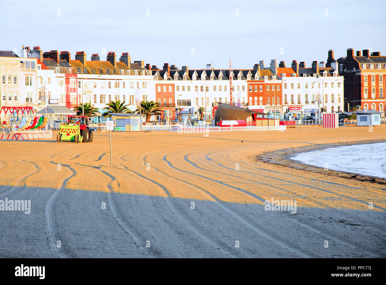 Weymouth 25th September 2018 Weymouth Beach Is Cleaned Ahead Of Forecast Warmer Weather Credit Stuart Fretwell Alamy Live News Weymouth 25th September 2018 Weymouth Beach Is Cleaned Ahead Of Forecast Warmer Weather Credit Stuart Fretwell Alamy Live News