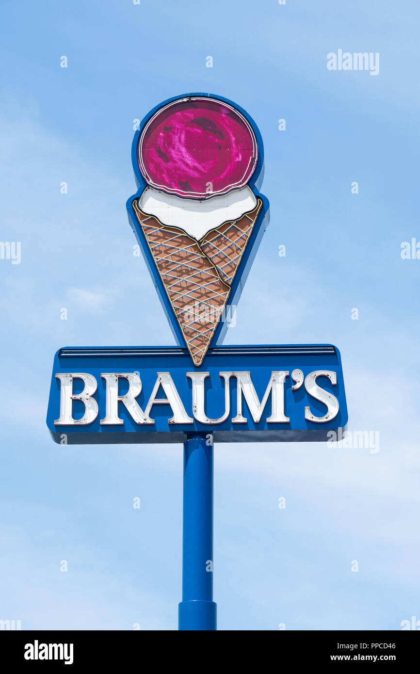 FAYETTEVILLE, AR/USA - JUNE 8, 2018: Braum's exterior sign and ...