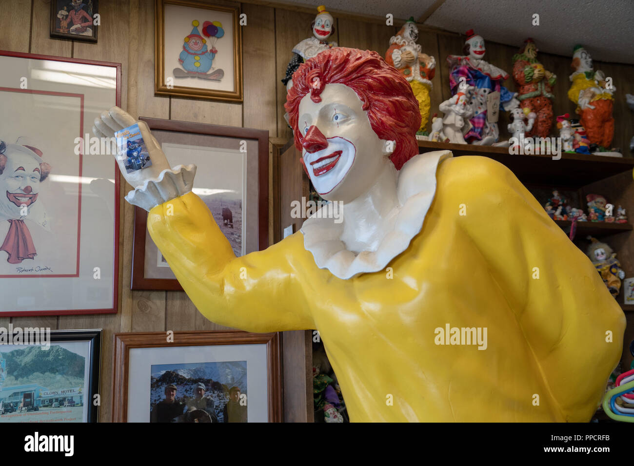 TONOPAH, NEVADA: Statue of the famous Ronald McDonald, the McDonalds mascot, inside of the Clown Motel, which has a large collection of clowns Stock Photo