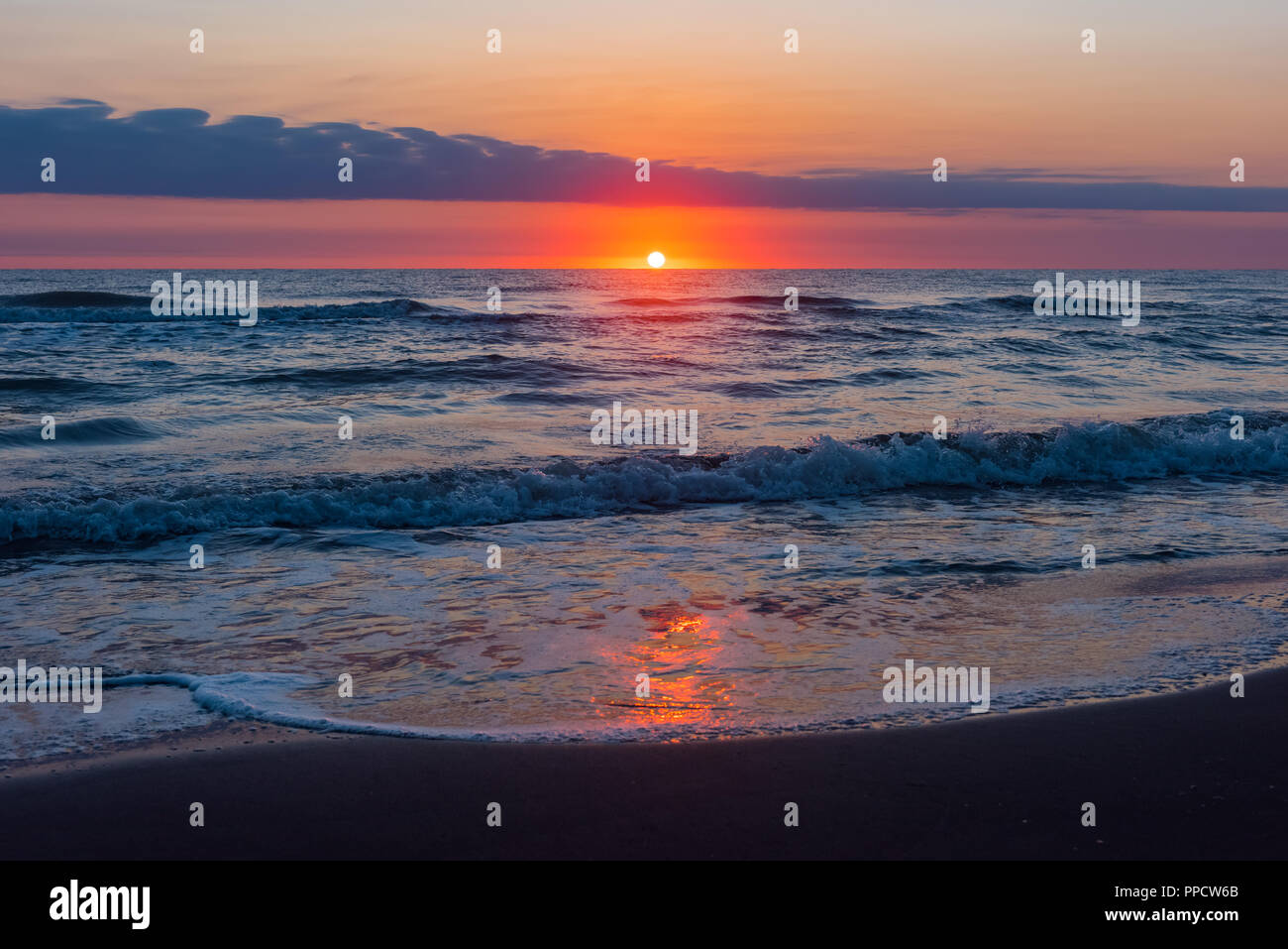 Beautiful sunrise at the sea hi-res stock photography and images - Alamy