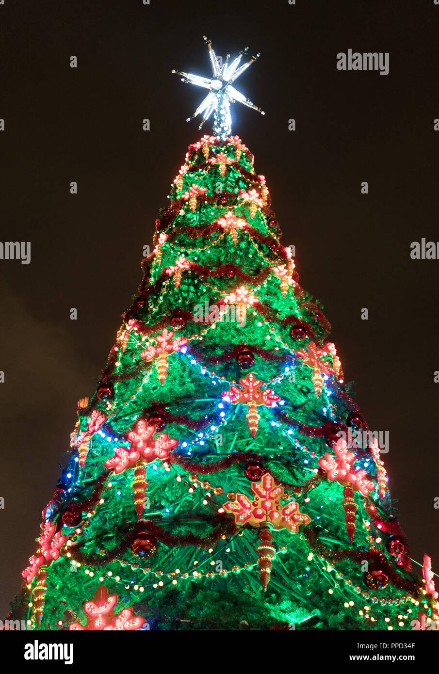 Huge ornated christmas tree hi-res stock photography and images - Alamy