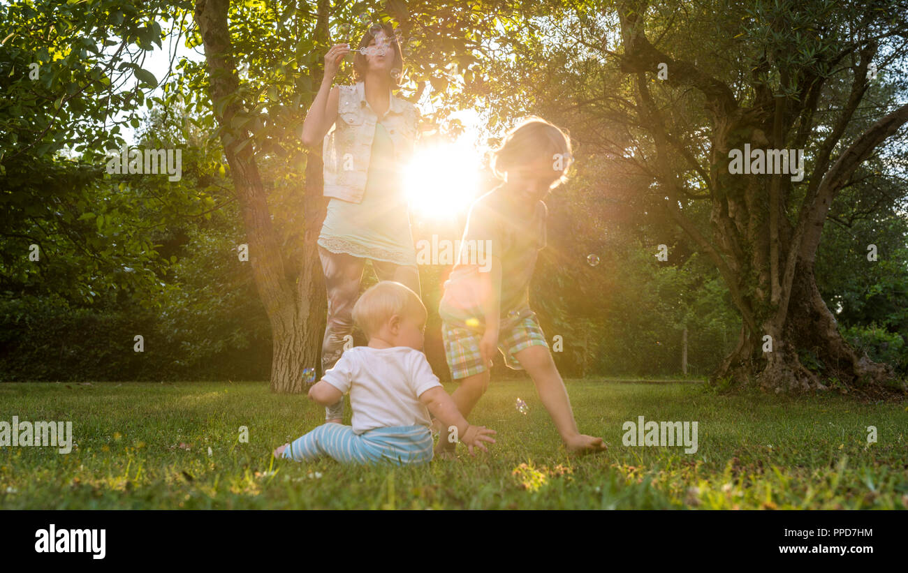 Мама пускает мыльные пузыри. Mother blowing. Mother blowing. Мама дочка мыльные пузыри. Насморк семья.