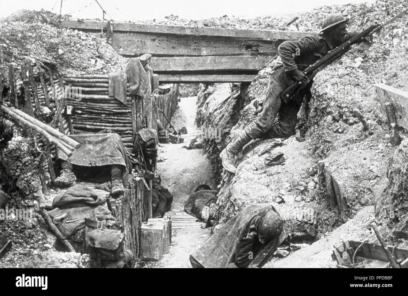World War I (1914-1918). Battle of the Somme (1 July to 15 November 1916) fought between the German army and Franco-British troops. British trenches. Men of the 11th battalion. The Cheshire Regiment, near La Boisselle. Stock Photo