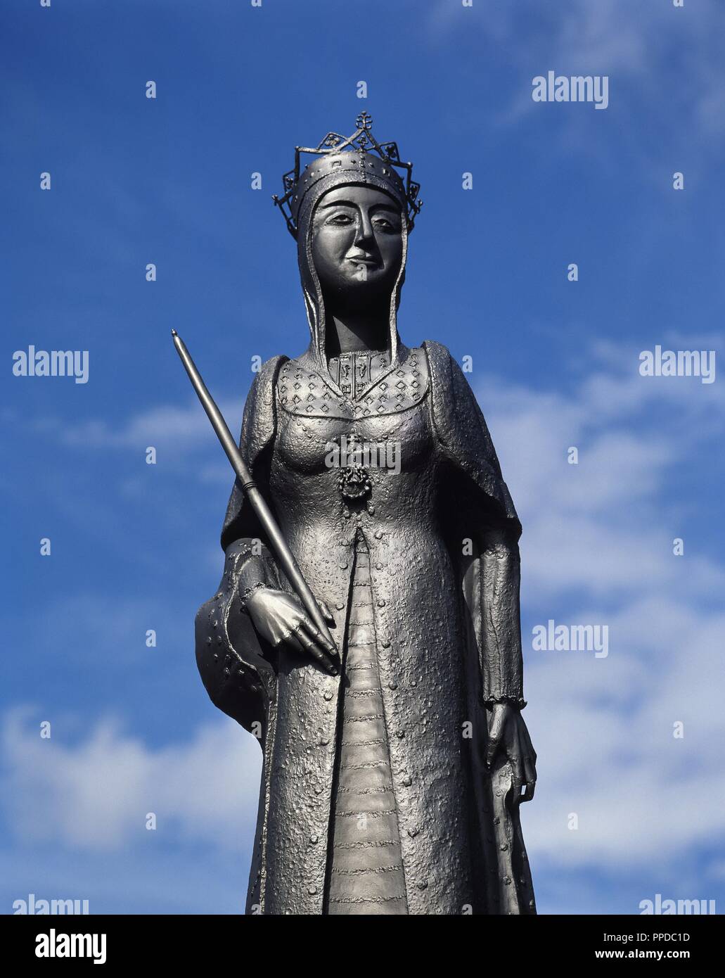 Isabella I (1451-1504). Queen of Castile from 1474-1504 and Queen consort of Aragon (1479-1504). Statue, detail. It is located at the native town of Madrigal de las Altas Torres. Sculptor M. Lo pez, 1982. Province of Avila. Spain. Stock Photo