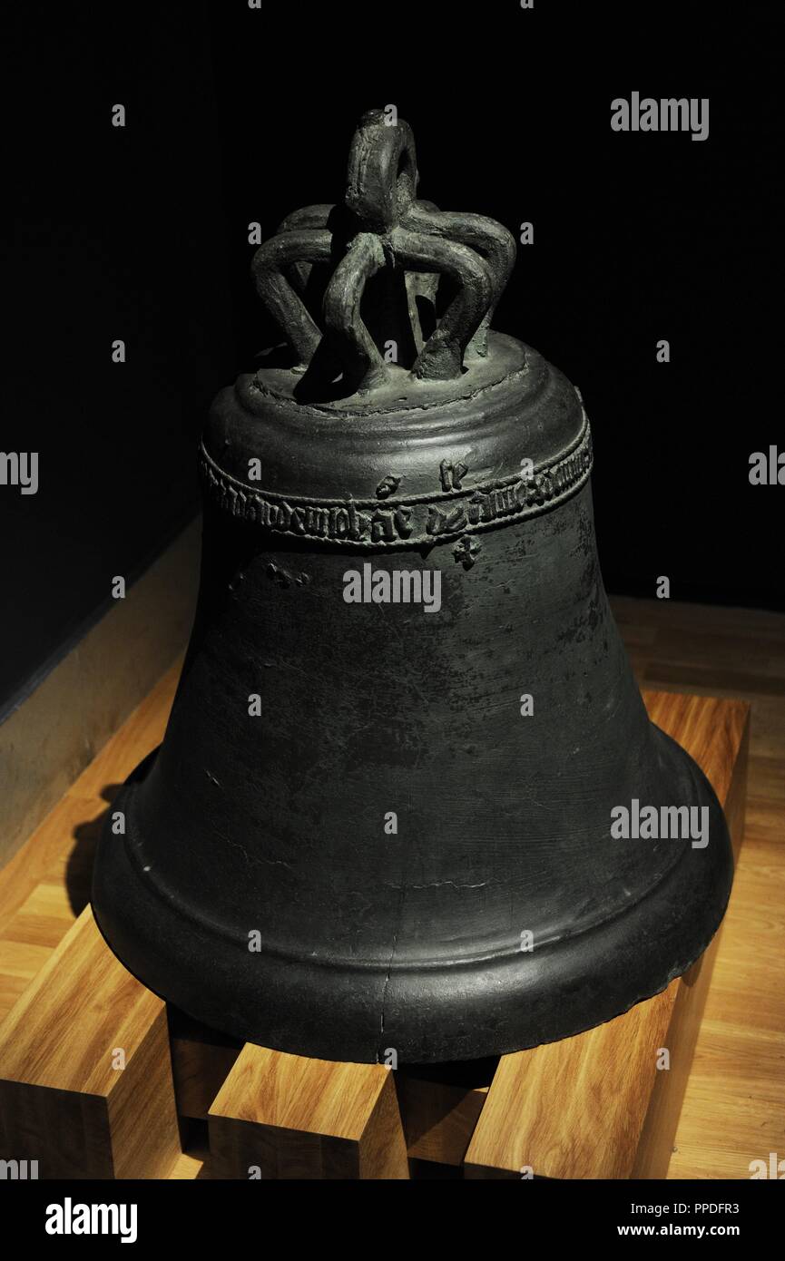 Campana de bronce hi-res stock photography and images - Alamy