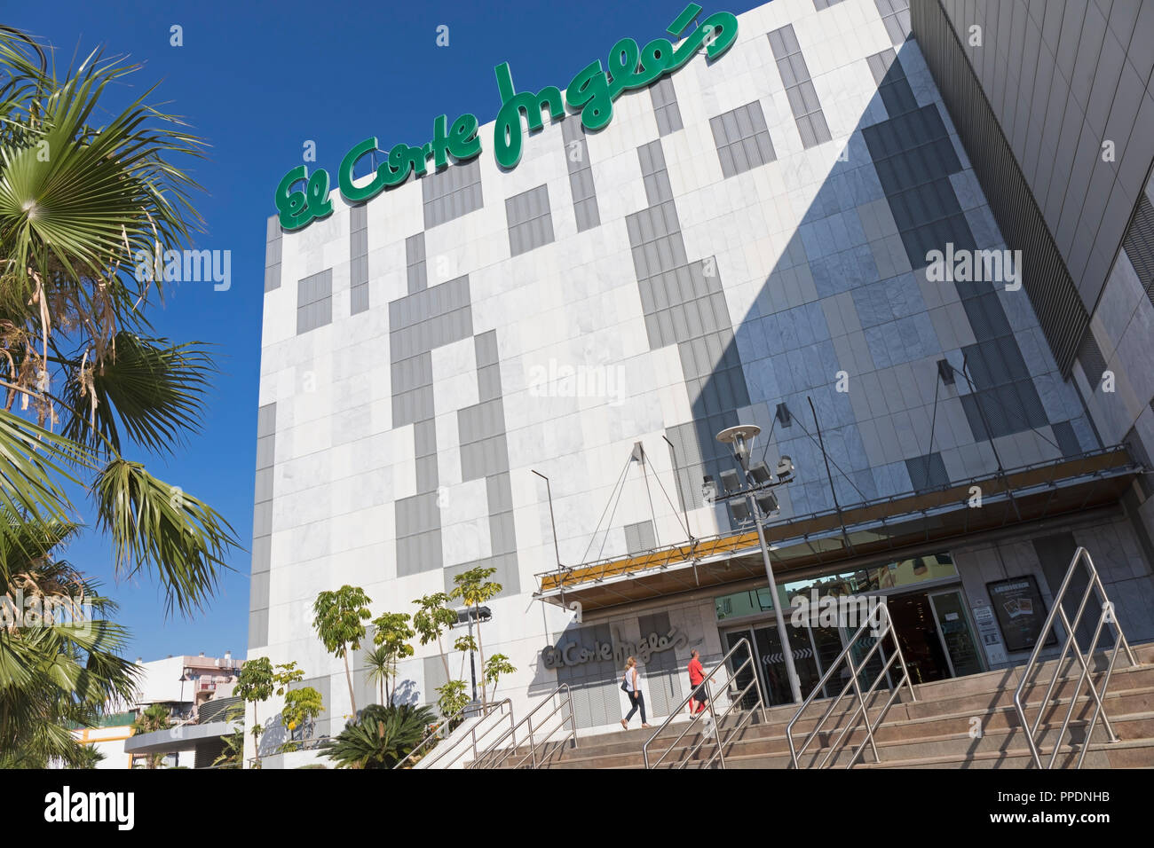 Fuengirola, Costa del Sol, Malaga Province, Andalusia, southern Spain.  People entering El Corte Ingles department store. Stock Photo