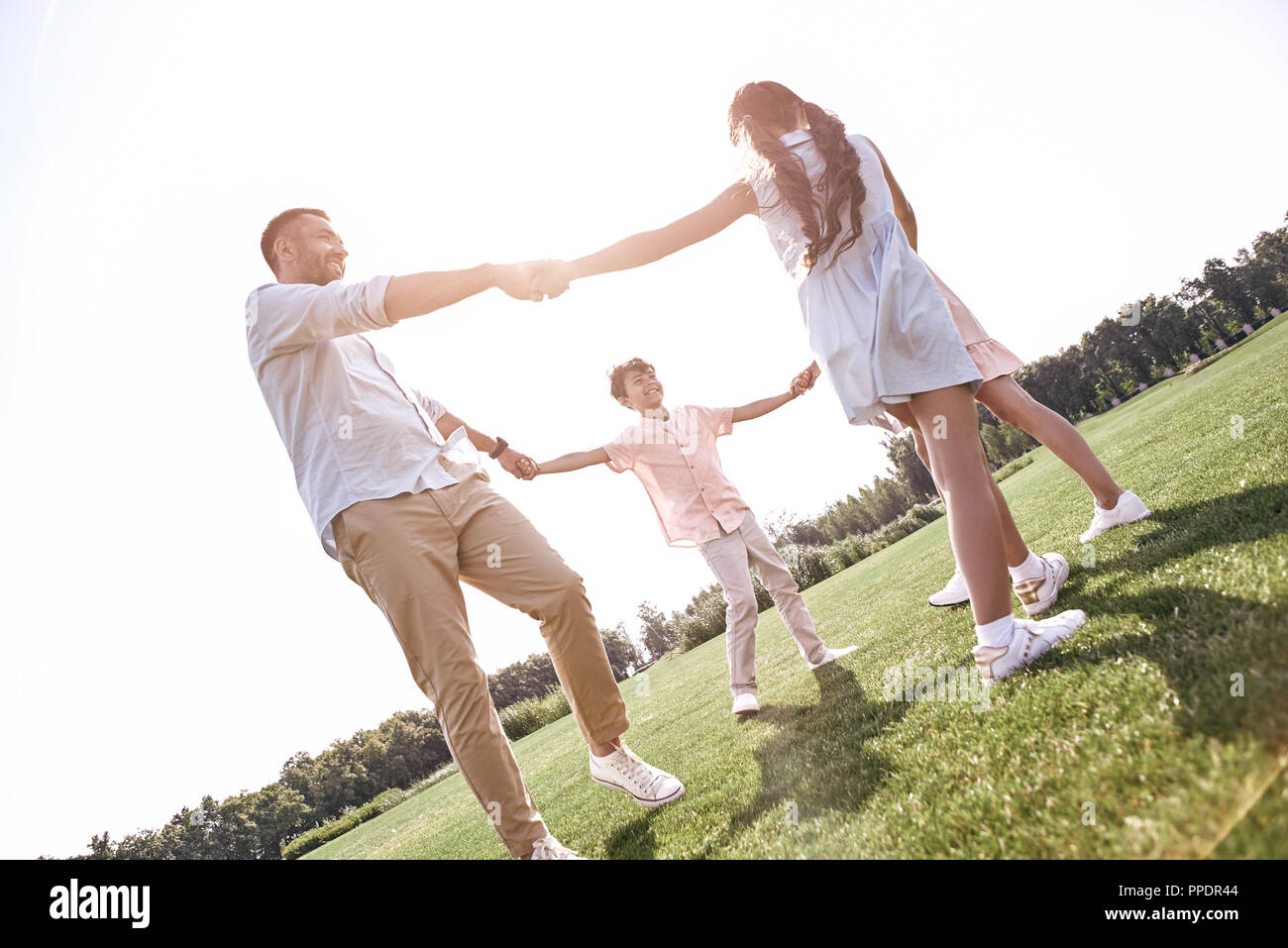 Kids holding hands in a circle hi-res stock photography and images - Alamy