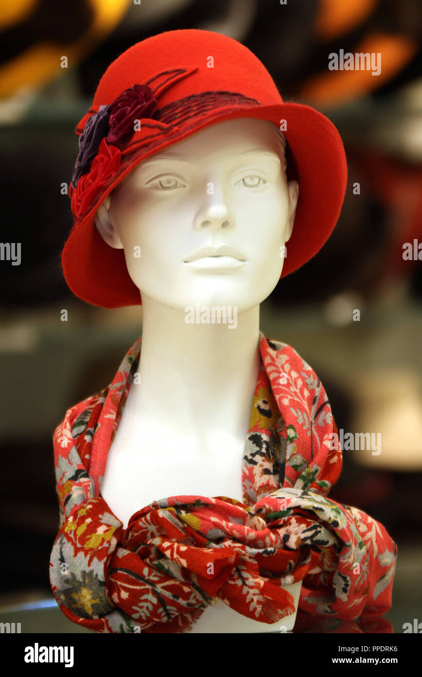 150 years of Hut Breiter in Munich: women's hat and scarf in a store Stock  Photo - Alamy