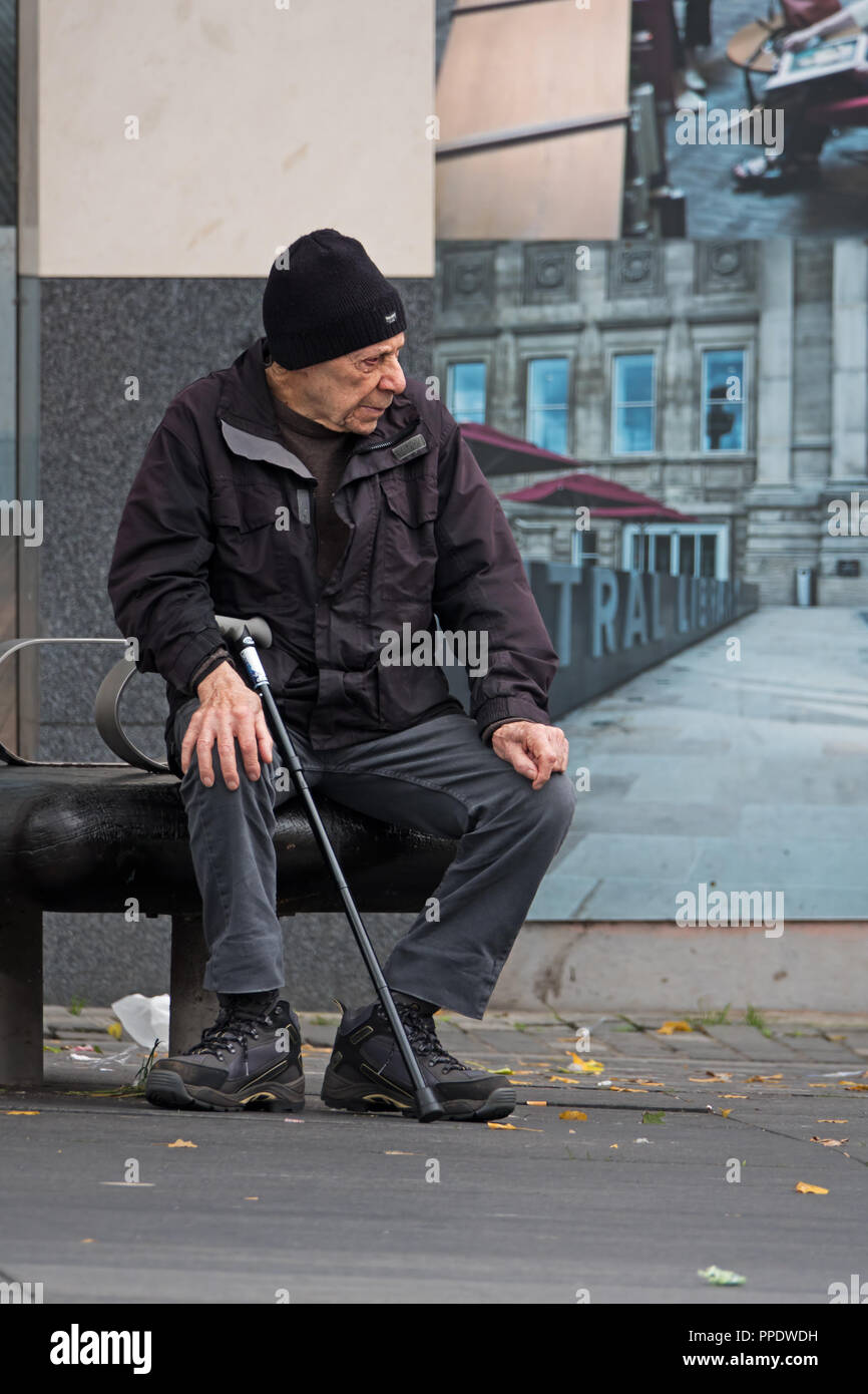 Old man sitting on a bench hi-res stock photography and images - Alamy