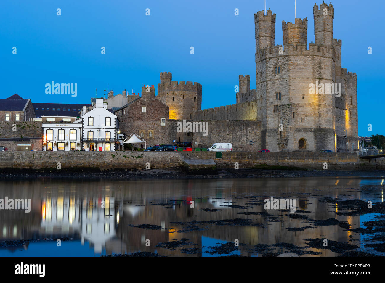 Pub and caernarfon castle hires stock photography and images Alamy