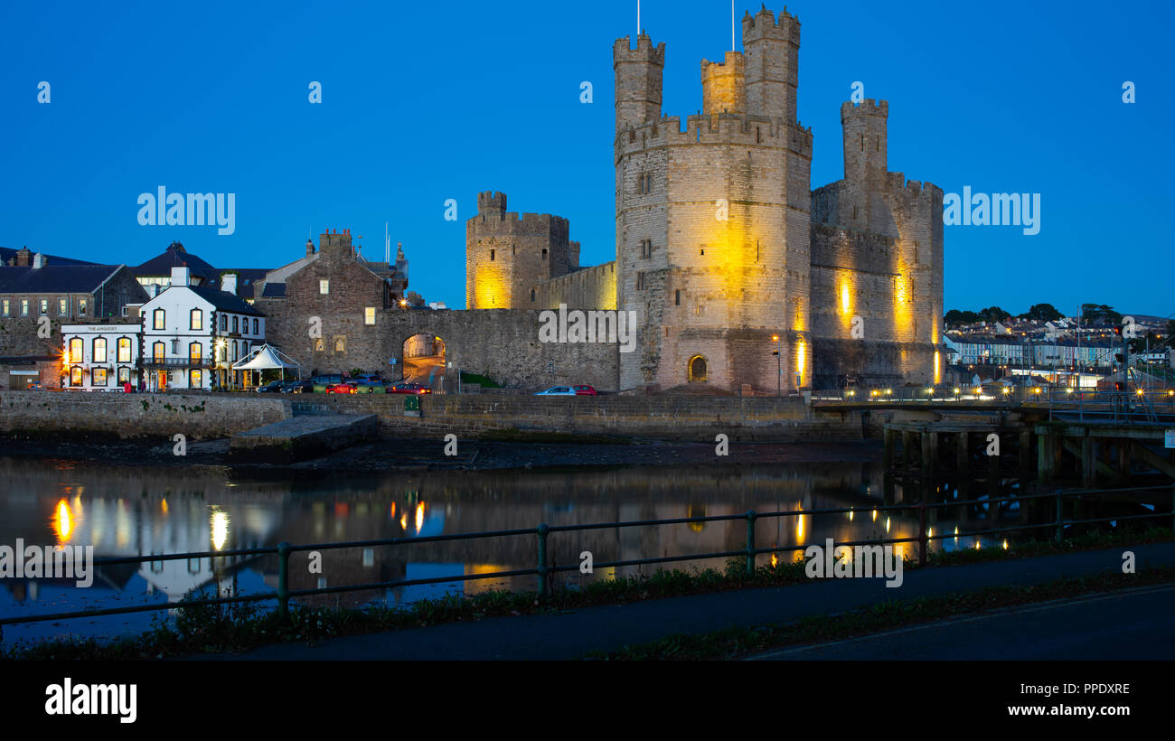 Pub and caernarfon castle hires stock photography and images Alamy
