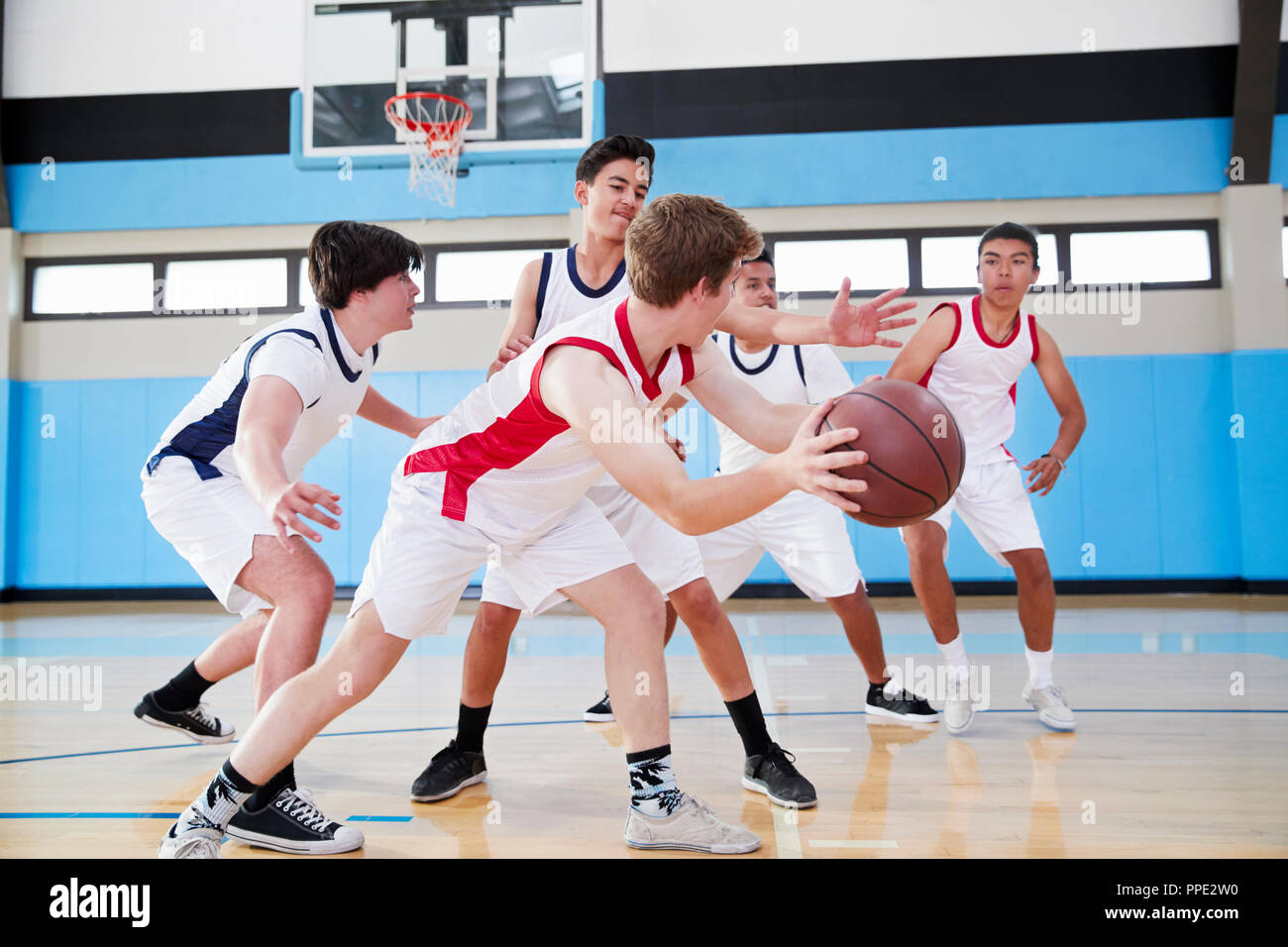 Спортивные секции. Баскетбол дети. Дети играют в баскетбол. Баскетбол к уроку. Баскетбол для детей в зале.