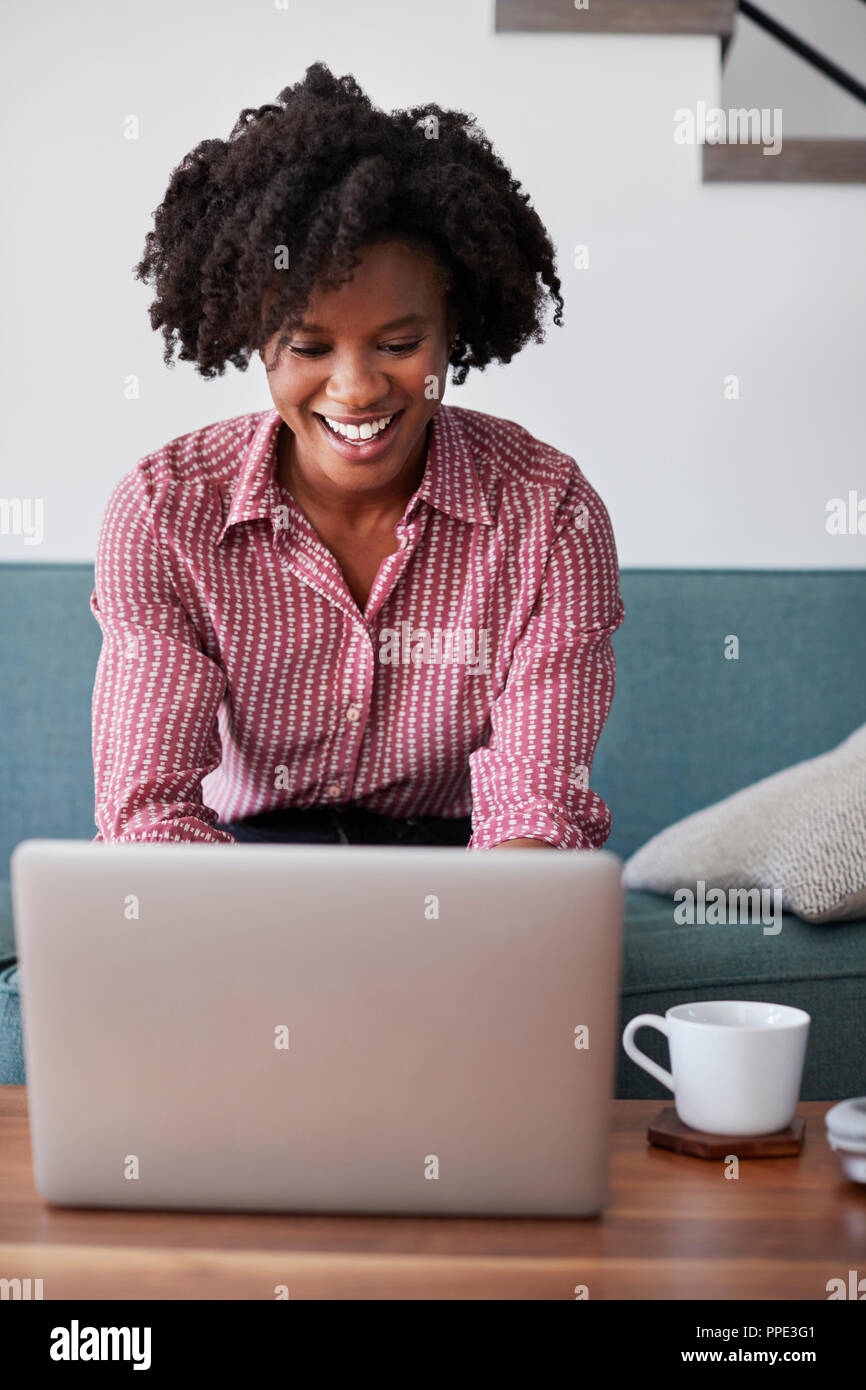 Black woman on computer hi-res stock photography and images - Alamy