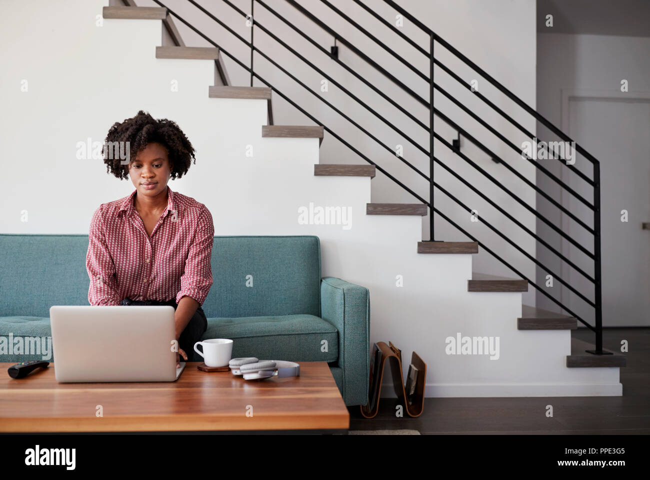 Black woman on computer hi-res stock photography and images - Alamy