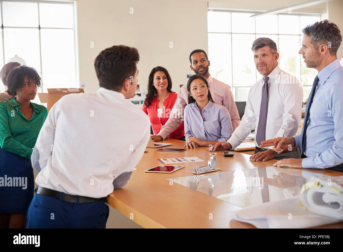 Team work around table hi-res stock photography and images - Alamy