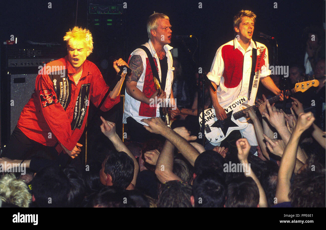 Die Toten Hosen alias 'Essen auf Raedern' live in the Backstage in Munich. Left in the picture, singer Campino. Stock Photo