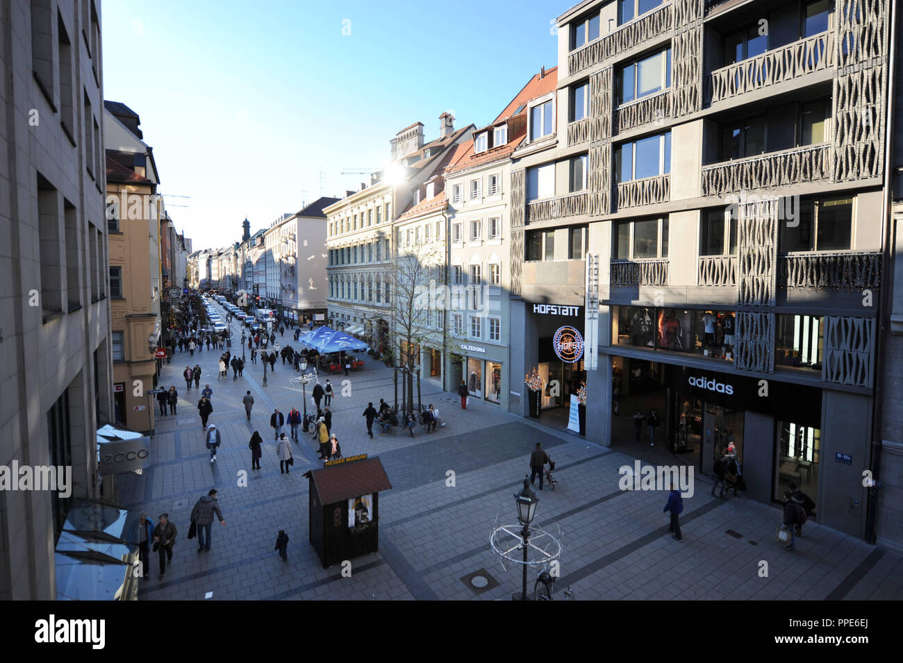 Pedestrian zone in a section of the Sendlinger Strasse in the center of  Munich. On the right is the entrance to the shopping center "Hofstatt Stock  Photo - Alamy