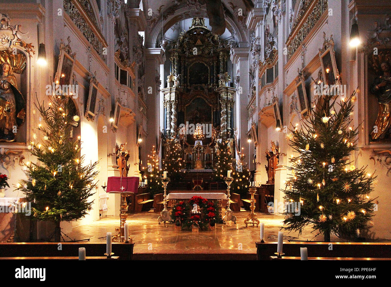 The sanctuary of the Klosterkirche Mariae Himmelfahrt (Church of the Assumption of the Virgin Mary) in Indersdorf is festively decorated for Christmas. Stock Photo