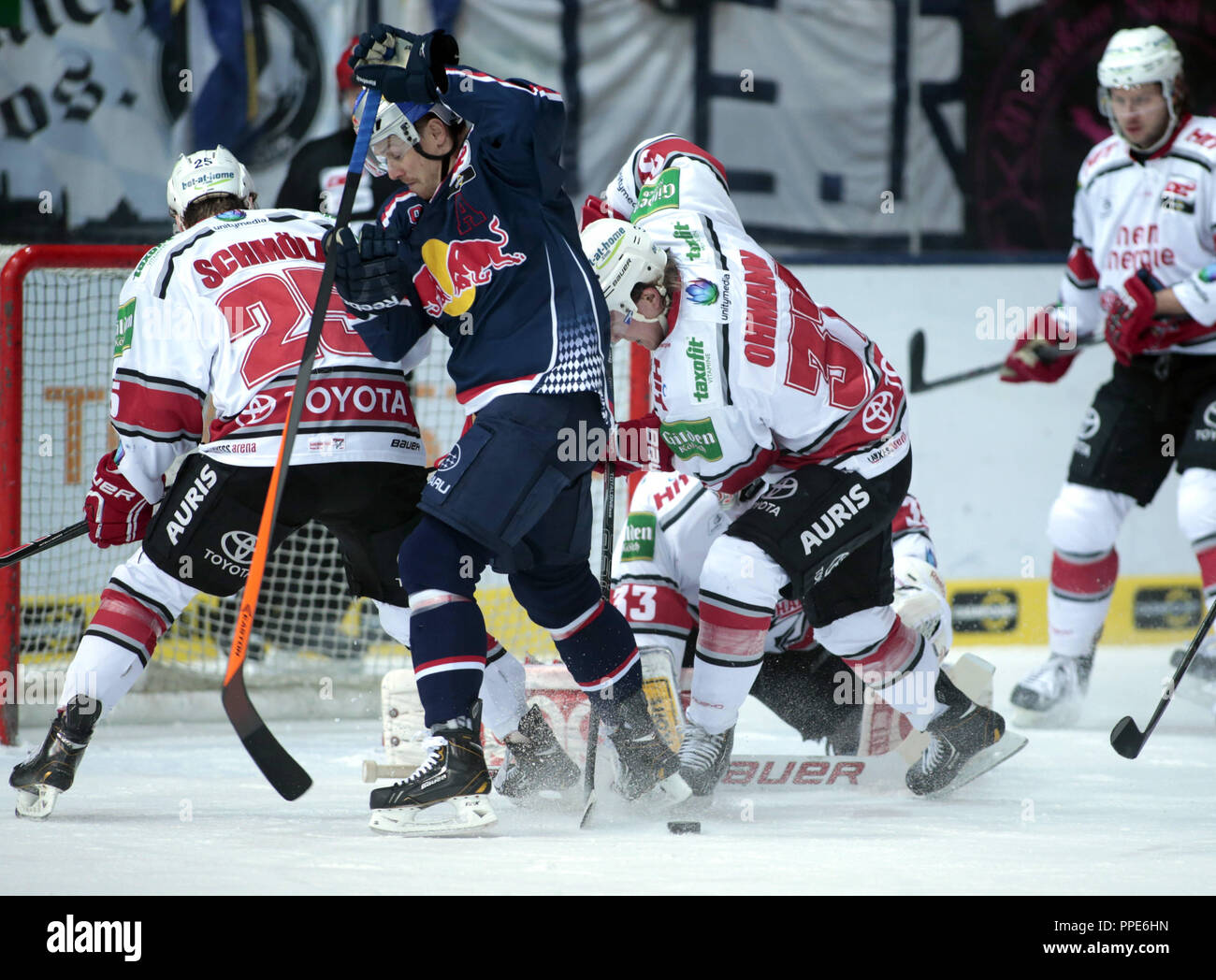 Ice hockey: EHC Red Bull Muenchen - Koelner Haie, a fight between Alexander Barta  from and EHC and Daniel Schmoelz (l.) and Marcel Ohmann (r.) from Koelner Haie. Stock Photo